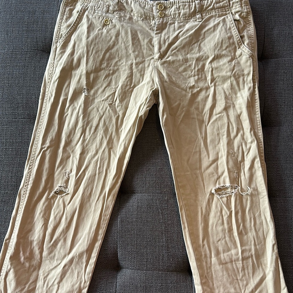 Women’s American Eagle Boyfriend/Relaxed khaki distressed capris sz.8